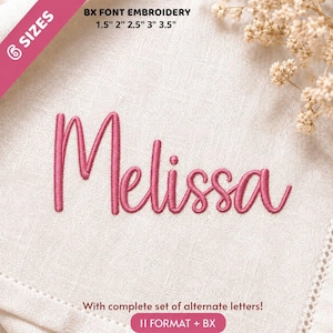 Peut inclure: Le prénom Melissa est brodé en rose avec une police cursive sur un tissu beige clair. Le texte au-dessus indique 6 SIZES, BX FONT EMBROIDERY, 1.5" 2" 2.5" 3" 3.5". Le texte en bas indique With complete set of alternate letters! 11 FORMAT + BX.