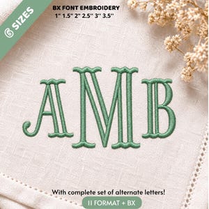 Può includere: Monogramma ricamato in verde con le lettere AMB su un tessuto di lino beige chiaro. Il testo recita BX FONT EMBROIDERY 1" 1.5" 2" 2.5" 3" 3.5" e With complete set of alternate letters! 11 FORMAT + BX. Il design presenta un carattere decorativo con grazie.