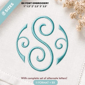 Könnte beinhalten: Türkis gestickter Buchstabe "S" in einem kreisförmigen Design auf weißem Stoff. Das Bild enthält Text: "BX FONT EMBROIDERY" und "With complete set of alternate letters!" Größen von 2,5 cm bis 8,9 cm.