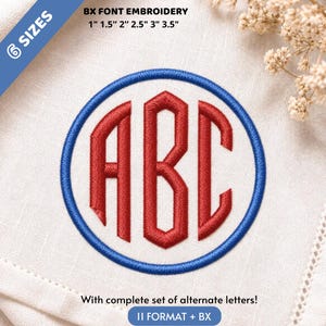 Op de afbeelding: Een cirkelvormig borduurontwerp met de rode letters ABC in een blauwe rand. De tekst luidt BX FONT EMBROIDERY 6 SIZES 2,54 cm 3,81 cm 5,08 cm 6,35 cm 7,62 cm 8,89 cm en With complete set of alternate letters! 11 FORMAT + BX op witte stof.