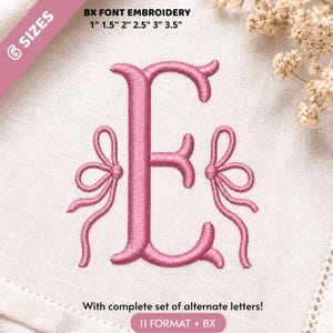 Pode incluir: Uma letra E bordada em rosa com laços decorativos em ambos os lados. O texto BX FONT EMBROIDERY 1" 1.5" 2" 2.5" 3" 3.5" é visível no topo, e o texto With complete set of alternate letters! 11 FORMAT + BX está na parte inferior.