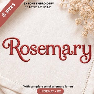 Puede incluir: La palabra Rosemary está bordada con hilo rojo sobre un fondo de tela blanca. El texto superior dice 6 SIZES BX FONT EMBROIDERY 1" 1.5" 2" 2.5" 3" 3.5". El texto inferior dice With complete set of alternate letters! 11 FORMAT + BX.