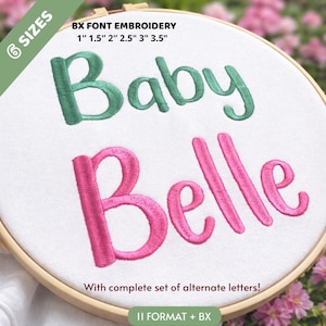 以下が含まれることがあります： 緑色の「Baby」とピンク色の「Belle」という文字が入った刺繍枠。上部には「BX FONT EMBROIDERY」の文字とサイズオプションがあります。下部には「With complete set of alternate letters!」の文字があります。