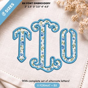 Könnte beinhalten: Ein Stickmuster mit den Buchstaben T, L und U in einer dekorativen Schriftart. Die Buchstaben haben einen blauen Satinstichrand und eine weiße Stofffüllung mit blauem Blumenmuster. Text: 6 SIZES, BX FONT EMBROIDERY, 2" 2.5" 3" 3.5" 4" 4.5", 11 FORMAT + BX.
