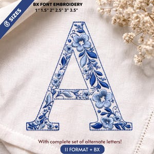 Könnte beinhalten: Gestickter Buchstabe "A" in Blautönen, verziert mit Blumen- und Blattmustern. Die Stickerei befindet sich auf weißem Stoff. Der Text oben lautet "BX FONT EMBROIDERY" mit Größen von 2.5 cm bis 8.9 cm.