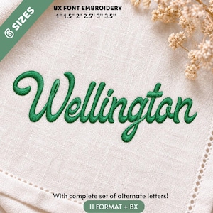 Peut inclure: Un motif de broderie affichant le mot Wellington dans une police cursive verte sur un tissu blanc. Le texte indique 6 tailles allant de 2,54 cm à 8,89 cm, avec un ensemble complet de lettres alternatives au format BX inclus.