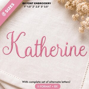 Puede incluir: El nombre Katherine está bordado en una letra cursiva rosa sobre una tela de lino beige claro. El texto de arriba dice BX FONT EMBROIDERY 1" 1.5" 2" 2.5" 3" 3.5". El texto de abajo dice With complete set of alternate letters! 11 FORMAT + BX. Una banda rosa muestra 6 SIZES.