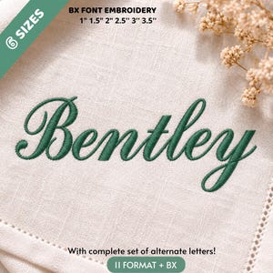Op de afbeelding: De naam Bentley is geborduurd in een donkergroen cursief lettertype op een lichtbeige stof. De tekst erboven luidt BX FONT EMBROIDERY 1" 1.5" 2" 2.5" 3" 3.5". De tekst eronder luidt With complete set of alternate letters! 11 FORMAT + BX. Een groene hoekbanner toont 6 SIZES.