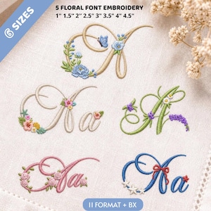 Könnte beinhalten: Fünf gestickte Buchstaben A in verschiedenen Stilen auf weißem Stoff. Der obere Buchstabe ist beige mit blauen Blumen und einem Schmetterling. Andere Buchstaben zeigen Blumen-, Ranken- und Sternmotive in Pink, Grün und Blau. Text: 6 SIZES 1" 1.5" 2" 2.5" 3" 3.5" 4" 4.5" und 11 FORMAT + BX.