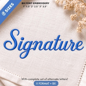 Puede incluir: La palabra Signature bordada en azul sobre tela beige claro. El texto incluye BX FONT EMBROIDERY 2,5 cm, 3,8 cm, 5 cm, 6,3 cm, 7,6 cm, 8,9 cm y With complete set of alternate letters! 11 FORMAT + BX. Diseño con fuente cursiva.