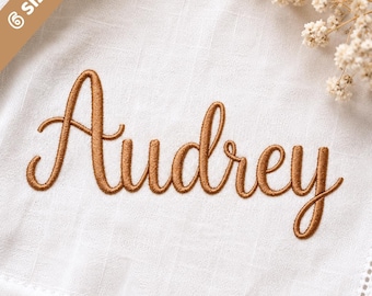 Fuente de bordado Audrey Cursive Script, 6 tamaños, descarga instantánea en formato BX/PES + 10 formatos adicionales para máquinas de bordar.