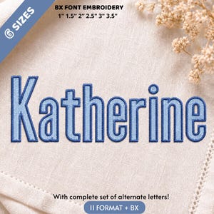 Puede incluir: Un diseño de bordado con el nombre Katherine en una fuente azul con relleno azul claro. El texto incluye 6 tamaños que van de 2,54 cm a 8,89 cm, bordado de fuente BX y un conjunto completo de letras alternativas en formato 11 más BX.