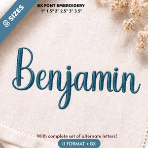Könnte beinhalten: Türkis gestickter Name "Benjamin" auf weißem Stoff. Das Bild enthält Text, der den Schriftstil, Größen von 2.5 cm bis 8.9 cm und die Verfügbarkeit alternativer Buchstaben angibt. Der Text "II FORMAT + BX" ist ebenfalls vorhanden.