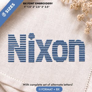 Op de afbeelding: Blauw machineborduurontwerp van de naam Nixon in een horizontaal gestreept lettertype. De tekst bevat 6 maten van 2,54 cm tot 8,89 cm, BX-lettertypeborduurwerk en een complete set alternatieve letters in 11-formaat plus BX op lichte stof.