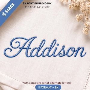Puede incluir: Primer plano de un nombre bordado, "Addison", en fuente cursiva azul. El texto está sobre una tela blanca. La imagen incluye el texto "BX FONT EMBROIDERY" y "6 SIZES" con medidas en pulgadas. Las tallas son 2,5 cm, 3,8 cm, 5,1 cm, 6,4 cm, 7,6 cm y 8,9 cm.