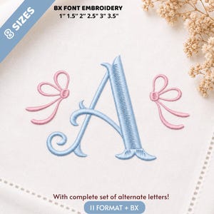 Puede incluir: Letra "A" bordada en azul claro, flanqueada por lazos rosas, sobre tela blanca. La imagen incluye texto que indica 8 tamaños, que van desde 2,5 cm hasta 8,9 cm, y la frase "BX FONT EMBROIDERY". Texto adicional dice "With complete set of alternate letters!"