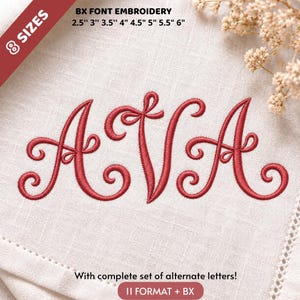 Peut inclure: Broderie en lettres cursives rouges formant le prénom AVA sur un tissu en lin beige clair. Le texte indique 8 tailles allant de 6,35 cm à 15,24 cm, avec un jeu complet de lettres alternatives en 11 formats plus le format de fichier BX.