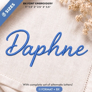 Peut inclure: Un nom brodé en bleu, Daphne, sur un tissu beige clair. Le texte indique 6 tailles : 2,54 cm, 3,81 cm, 5,08 cm, 6,35 cm, 7,62 cm et 8,89 cm. Le motif est étiqueté BX FONT EMBROIDERY avec un ensemble complet de lettres alternatives.