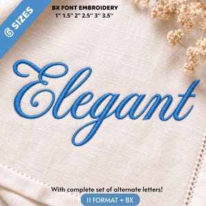 Può includere: Ricamo blu della parola Elegant in un carattere corsivo su tessuto beige chiaro. Il testo indica 6 dimensioni: 2,54 cm, 3,81 cm, 5,08 cm, 6,35 cm, 7,62 cm e 8,89 cm. Il design è disponibile in 11 formati oltre al formato BX.