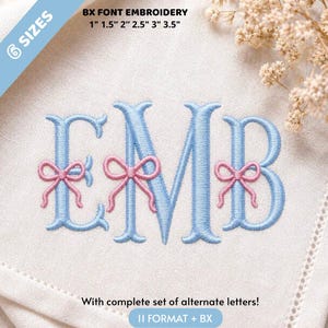 Op de afbeelding: Lichtblauw geborduurde letters E, M en B op witte stof, elk versierd met een klein roze strikje. De tekst luidt: BX FONT EMBROIDERY 1" 1.5" 2" 2.5" 3" 3.5" en With complete set of alternate letters! 11 FORMAT + BX.
