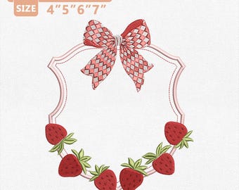 Desenho de bordado de brasão de morango, arquivo de bordado com moldura de monograma de frutas vermelhas, bordado à máquina de laço Coquette, download instantâneo de toalha de cozinha