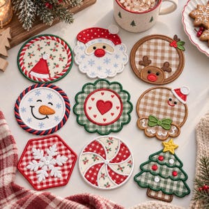 Könnte beinhalten: Ein Set aus neun bestickten Untersetzern mit Weihnachtsmotiven, darunter ein Weihnachtsmann-Gesicht, ein Schneemann, ein Rentier, ein Lebkuchenmann, eine Schneeflocke, ein Pfefferminz-Wirbelmuster und ein grüner Weihnachtsbaum.