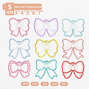 Può includere: Un set di ricami digitali con nove diverse forme di fiocchi in vari colori, tra cui rosa, viola, blu, giallo e rosso. Il testo 5 SIZE 3" 4" 5" 6" 7" INSTANT DOWNLOAD e i formati di file VP3, PES, JEF, EXP, DST sono chiaramente visibili.