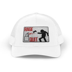 Peut inclure: Casquette de camionneur blanche avec un dos en filet et un écusson avant. L'écusson affiche les mots "RAGE QUIT" en rouge, ainsi qu'un graphique d'un bonhomme allumette lançant une manette de jeu sur un écran d'ordinateur.