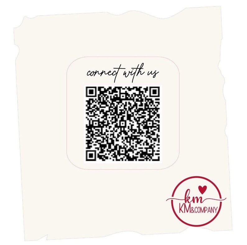 Peut inclure: Graphique cr&egrave;me avec un code QR et le texte "connect with us". Le coin inf&eacute;rieur droit pr&eacute;sente un logo avec le texte "km & company" &agrave; l'int&eacute;rieur d'un cercle rouge avec un c&oelig;ur.