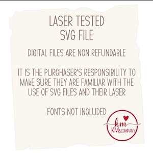 Peut inclure: Une feuille d'information de fichier num&eacute;rique beige avec le texte "LASER TESTED SVG FILE". Le texte suppl&eacute;mentaire comprend "DIGITAL FILES ARE NON REFUNDABLE" et "FONTS NOT INCLUDED". Un logo rouge et blanc pour KM&COMPANY se trouve en bas &agrave; droite.