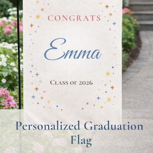Puede incluir: Una bandera de graduación personalizada de color crema con el nombre "Emma" en escritura azul, la palabra "CONGRATS" en rojo y "CLASS OF 2026". La bandera tiene un diseño de estrella y las palabras "Bandera de graduación personalizada" en la parte inferior.