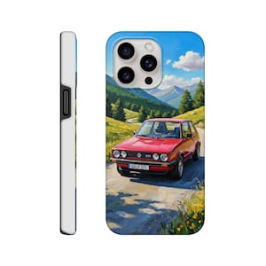 Peut inclure: Coque de téléphone rouge avec une voiture Golf GTI rouge vintage sur une route de montagne. Le fond montre un ciel bleu, des collines vertes et des montagnes. La coque a un bord bleu et une découpe de caméra noire.