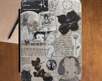 Funda para Kindle con collage vintage de personajes kawaii / luna, fantasmas, conejitos, diseño floral