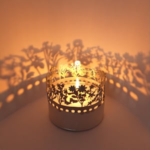 Blumen Schattenspiel: Romantisches Kerzenwindlicht mit blühenden Blumen-Silhouetten für magische Atmosphäre - tolles Geschenk!