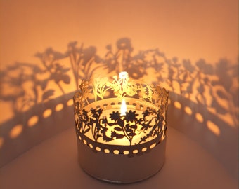 Blumen Schattenspiel: Romantisches Kerzenwindlicht mit blühenden Blumen-Silhouetten für magische Atmosphäre - tolles Geschenk!