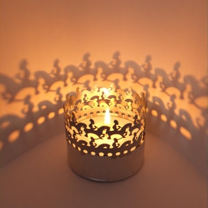 Feuerreiter Gioco di ombre: Candela spettrale attaccata per la decorazione di Halloween - Motivi iconici di Fire Rider sporgenti - Regalo perfetto!