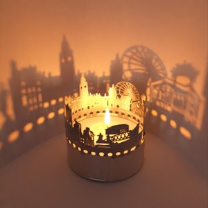 Manchester Skyline Shadow Play - Accesorio de vela tipo linterna / Proyección de silueta icónica - Recuerdo para los verdaderos fanáticos de Manchester