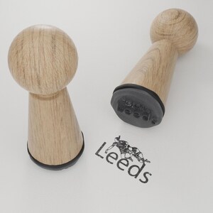 Tube cadeau Leeds : explorez la splendeur de Leeds avec des timbres emblématiques Le cadeau parfait pour les amateurs de Leeds image 6