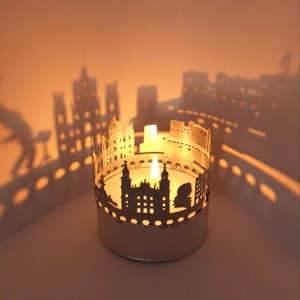 Accesorio de vela de farol de juego de sombras del horizonte de Salzburgo - Recuerdo único, hermosa proyección de silueta - Regalo perfecto para los fanáticos de Salzburgo