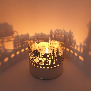 Accesorio para vela de juego de sombras del horizonte de Marburg: crea un impresionante juego de sombras con la silueta de Marburg: ¡recuerdo perfecto para los fanáticos!
