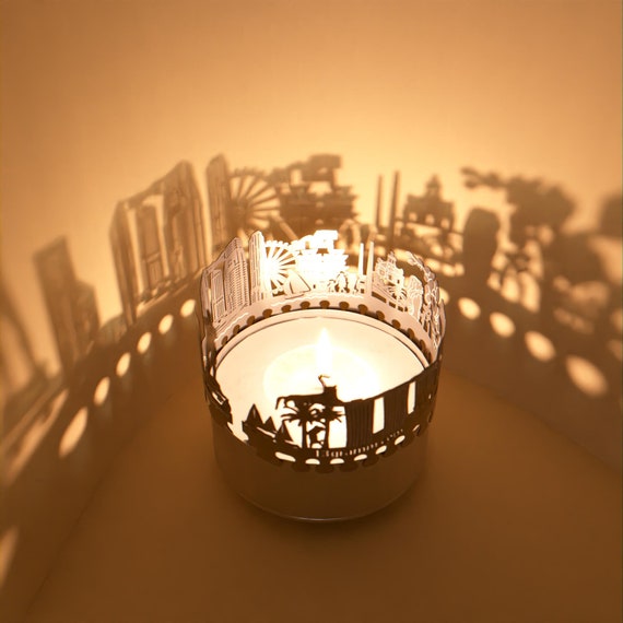 シンガポールのスカイラインの影絵: 魅惑的なキャンドルの