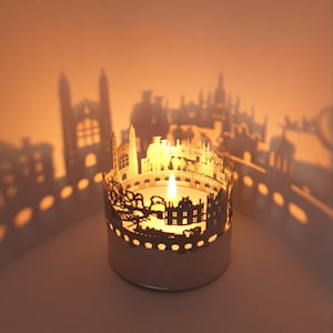 Cambridge Skyline Shadow Play - Kaarsbevestiging met silhouetprojectie - Prachtig souvenir voor elke Cambridge-fan!