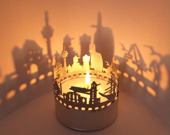 Bremerhaven Skyline Shadow Play – Superbe accessoire de bougie lanterne souvenir, capturez le charme – Cadeau parfait pour les passionnés de la ville.