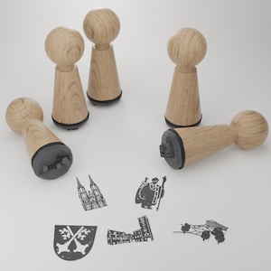 Op de afbeelding: Set van tien houten rubberen stempels met verschillende ontwerpen. De stempels zijn in verschillende vormen en maten en bevatten afbeeldingen van gebouwen, een persoon en een sleutel. De stempels zijn ideaal voor knutselen en scrapbooking.