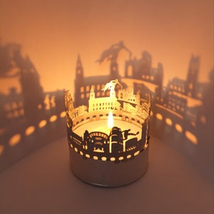 Leeds Skyline Schattenspiel - Zauberhaftes Souvenir und Wohnungsaccessoire, projiziert Silhouette von Leeds, für Leeds-Fans