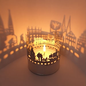 Lubeck Skyline Shadow Play - Accesorio de vela de farol fascinante / Recuerdo auténtico para fanáticos y viajeros
