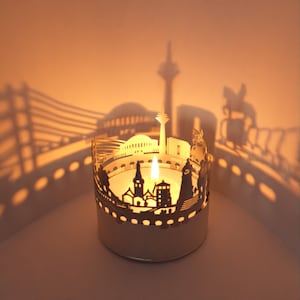 Dusseldorf Skyline Shadow Play: Betoverende kaarsbevestiging - Perfect souvenir & cadeau voor fans van Düsseldorf - Boeiende kamerprojectie