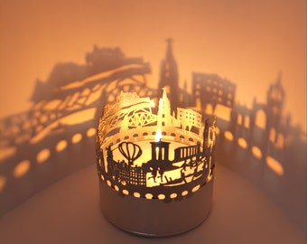 Farol con vela para espectáculo de sombras con el horizonte de Edimburgo: un hermoso recuerdo para fanáticos y proyectos Silueta de la capital de Escocia