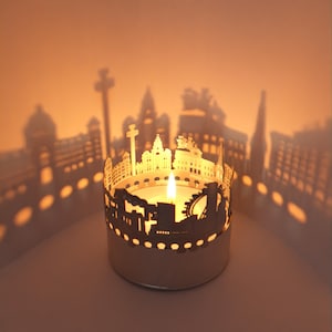 Liverpool Skyline Shadow Play: Mesmerizing Candle Silhouette Projection - Perfect Souvenir for Liverpool Fans - Unique Room Decor