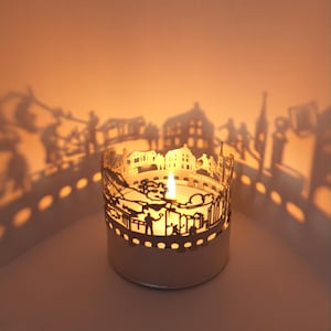 Jeu d'ombres sur la ligne d'horizon de Coire : projection d'une silhouette envoûtante pour bougie - un souvenir parfait pour les fans de Coire !